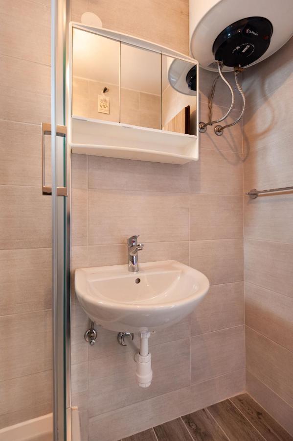 Apartments Lile Брела Екстериор снимка
